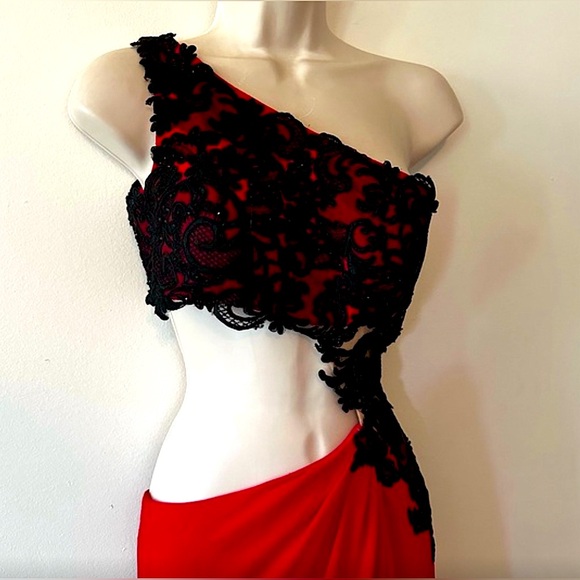 đź’‹Sherri Hill 21252 Red & Black Lace Sharkbite Prom Formal Dress - Picture 4 of 7